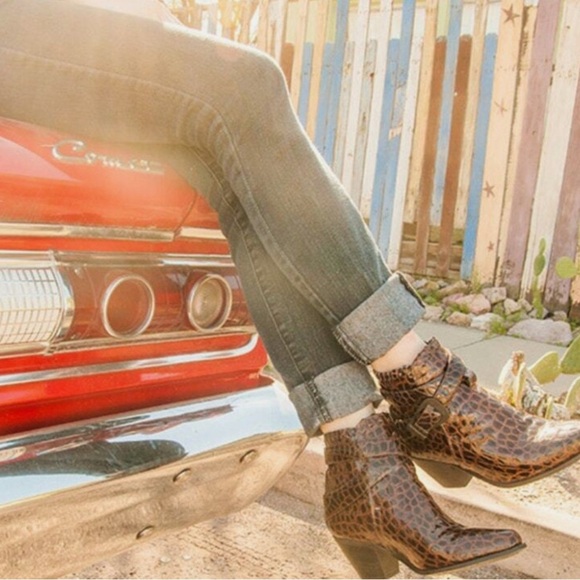 dingo Shoes - Dingo Women's 6.5  Brown Leather Patent Croc Pattern Ankle Boots